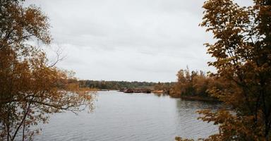 ferry abandonado en el río pripyat en chernobyl, ucrania. foto