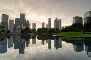 edificio rascacielos reflejado en la piscina en klcc foto