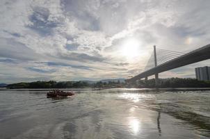 movimiento de remolcadores bajo el puente del río prai. foto