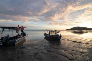 parque de barcos de pesca en la costa del mar fangoso foto