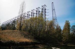 radar soviético duga 3 cerca de la ciudad fantasma de chernobyl en ucrania. foto