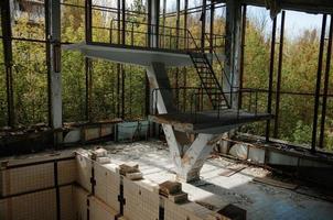 Gimnasio deportivo escolar perdido con piscina en la zona de la ciudad fantasma de la radiactividad de Chernobyl. foto