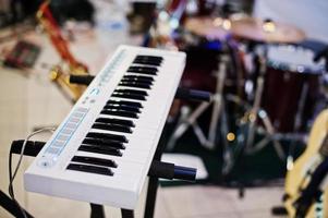 teclado sintetizador de piano eléctrico en el escenario foto