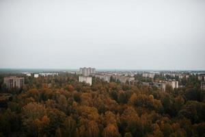 vista panorámica aérea de la zona de exclusión de chernobyl con ruinas de la ciudad fantasma de radiactividad de la zona de pripyat abandonada con edificio vacío. foto