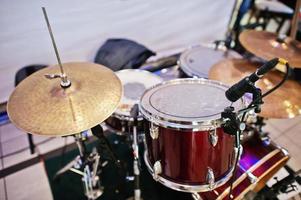 conjunto de tambores de instrumentos musicales en el club foto