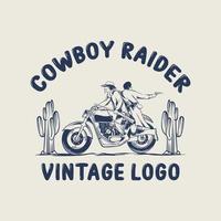 conductor de moto clásica con árbol de cactus y letras antiguas del logotipo de cowboy raider vector