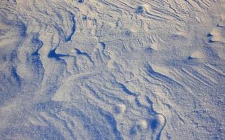 textura nieve. picos de montañas nevadas con niebla en un día soleado. cárpatos, ucrania, europa foto