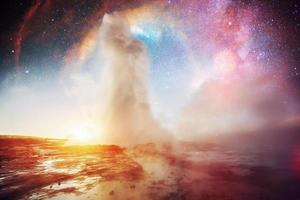 erupción del géiser strokkur en islandia. colores fantasticos foto