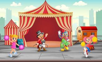 payaso feliz, porristas y entrenador en la carpa del circo vector