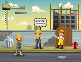 trabajador de la construcción con gerente en el fondo del sitio de construcción