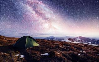 el cielo estrellado sobre la tienda en las montañas. evento mágico en f foto