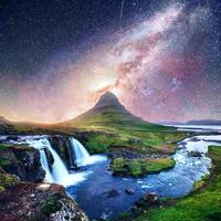 fantástico cielo estrellado sobre paisajes y cascadas. montaña kirkjufell, islandia cortesía de la nasa. foto