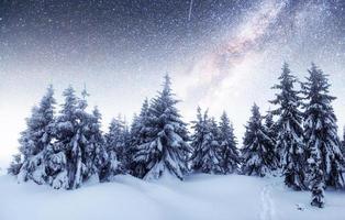 chalets en las montañas por la noche bajo las estrellas. cortesía de la nasa. evento mágico en un día helado. anticipando las vacaciones