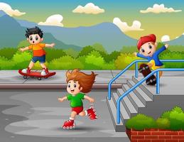 los niños felices viajan usando patines y patinetas vector