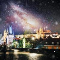 puente de charles con estatuas y castillo de praga en la noche. , Republica checa foto
