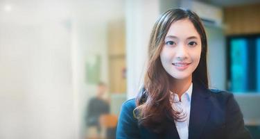 mujeres de negocios asiáticas sonriendo felices por trabajar