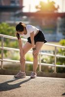 las corredoras asiáticas tienen dolor en las piernas y las rodillas. foto
