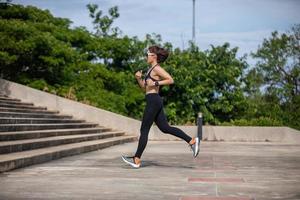 mujeres asiáticas corriendo y trotando al aire libre en la ciudad foto