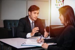 empresarios y empresarias discutiendo documentos para el concepto de entrevista de trabajo foto