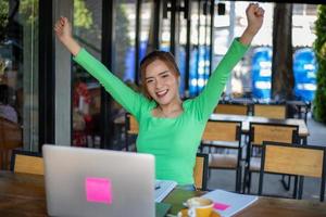 éxito de las empresarias asiáticas y concepto ganador: equipo feliz con las manos levantadas celebrando el avance y los logros