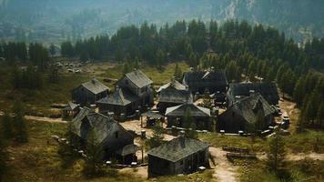vista sobre el antiguo pueblo italiano en las montañas de los apeninos foto