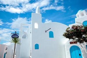 estilo tradicional de las casas cicládicas de santorini con un hermoso fondo de cielo. indonesia, diciembre de 2021 foto