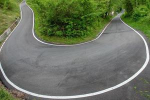 carretera con curvas de montaña foto