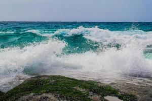 asombrosas vistas de las olas del mar y las costas rocosas son asombrosas. foto