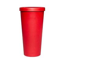 vaso de plástico rojo aislado en un fondo blanco con trazado de recorte. vaso para café frío. foto