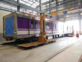 14 de agosto de 2016, estacionamiento de trenes de nonthaburi tailandia en el depósito, preparación y arreglo de ruedas para la prueba de ejecución, línea metropolitana de tránsito rápido chalong ratchadham,