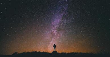 un cielo lleno de estrellas en la noche foto