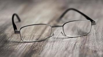 gafas de lectura en la mesa de madera foto