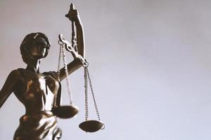 Lady Justice o figurilla de justitia - símbolo de la ley y la jurisprudencia foto