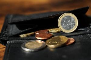 monedero con monedas de euro y céntimo foto