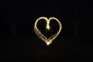 pintura de luz en forma de corazón con bengalas foto