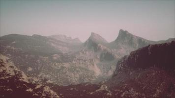 tierra fría y brumosa de otoño en sombras coloridas foto