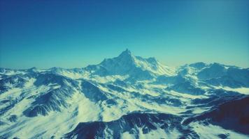 paisaje montañoso del cáucaso invernal con glaciares blancos y pico rocoso foto