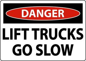 Los camiones de elevación de peligro van lento signo sobre fondo blanco. vector