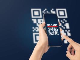 mano usando el código qr de escaneo de teléfono inteligente móvil. lector de código de barras, pago con código qr, tecnología sin efectivo, concepto de dinero digital foto