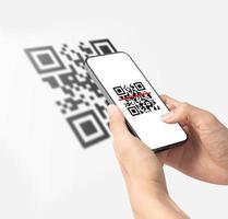 mano usando el código qr de escaneo de teléfono inteligente móvil. lector de código de barras, pago con código qr, tecnología sin efectivo, concepto de dinero digital foto