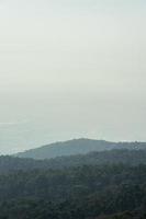vista desde la cima de la montaña del problema de contaminación del aire pm 2.5 en chiang mai, tailandia. foto
