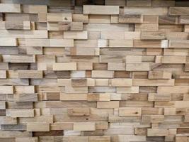 exterior de pared de madera marrón expuesta, mosaico de madera cruda que forma un hermoso patrón de madera de parquet. foto