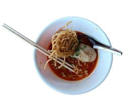 khao soi aislado - fideos de curry del norte de Tailandia foto
