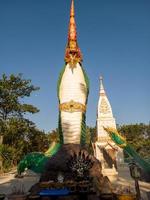 cosa sagrada rey de nagas en la cueva de naga en tailandia foto