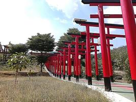 un parque al aire libre decorado al estilo japonés. foto