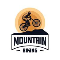 logotipo de ciclismo antiguo, bicicleta de montaña, diseño de camisetas. diseño de camiseta de bicicleta de montaña. camiseta de montaña todoterreno. vector