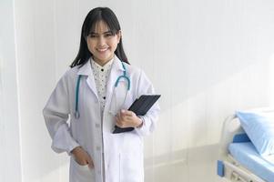 retrato de una joven doctora con estetoscopio que trabaja en el hospital, el concepto médico y de atención de la salud foto