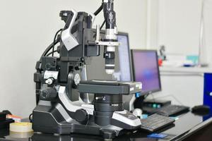 Microscopio para investigación y desarrollo en laboratorios de fábricas industriales. foto