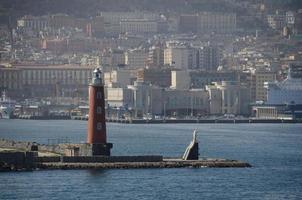 faro con estatua en el puerto foto