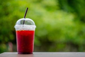 jugo de té de limón rojo con toque y deliciosas bebidas saludables listas para comer para hombres y mujeres. Sabe delicioso. foto